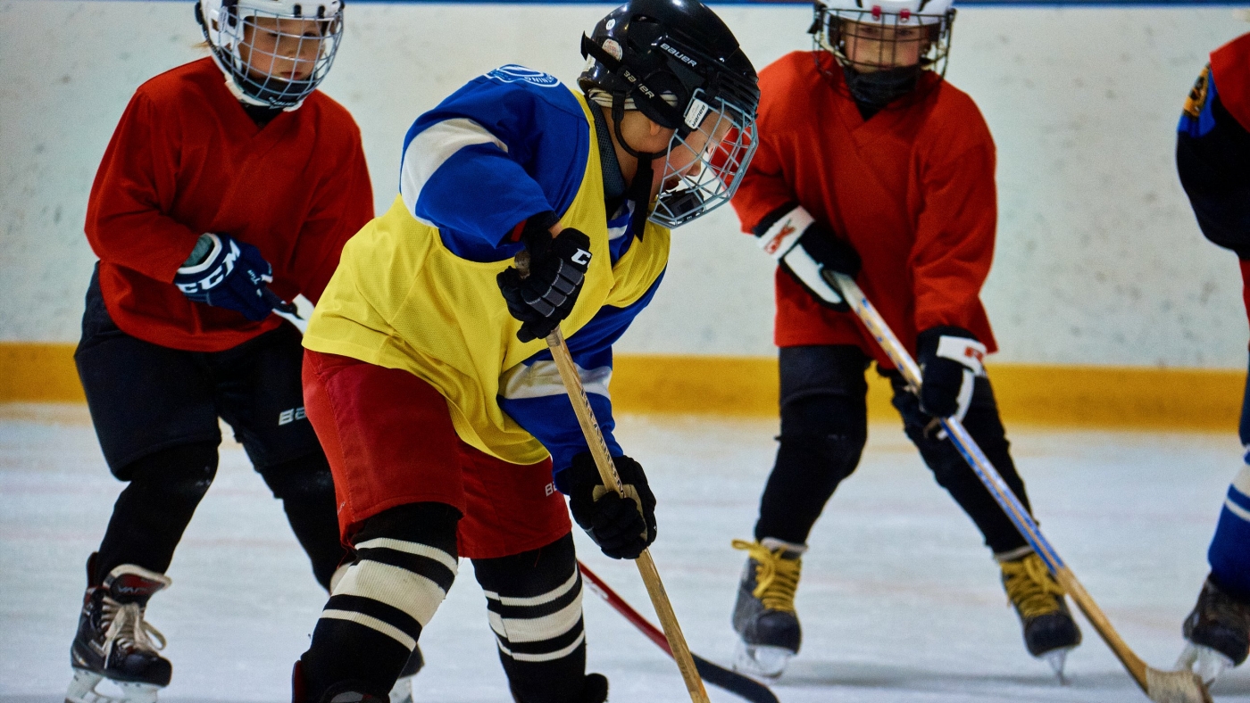 Тренировка детской команды по хоккею во Дворце ледовых видов спорта