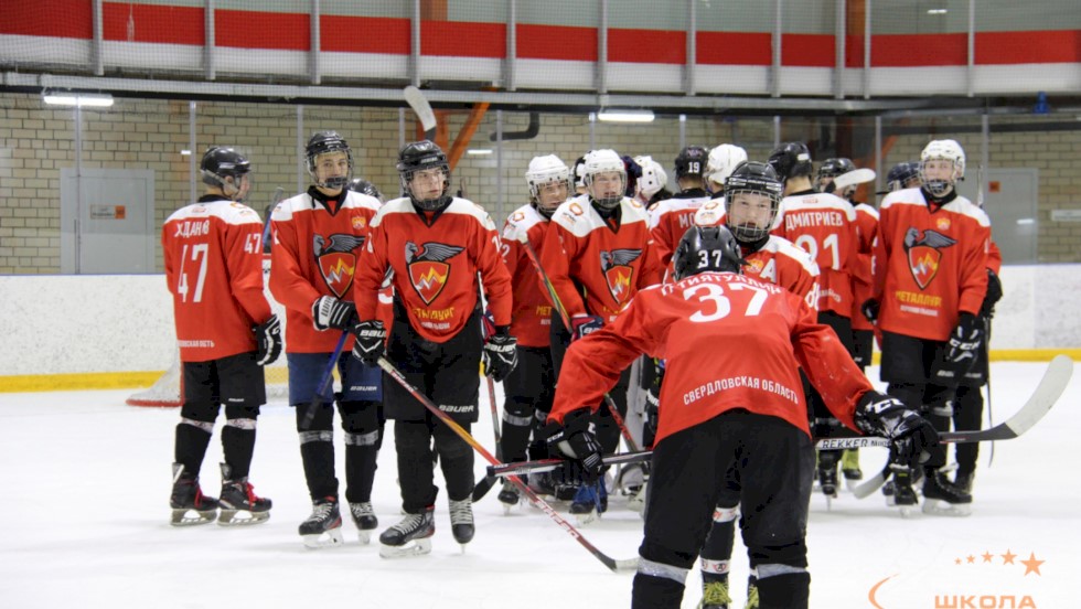 Матчи хоккея екатеринбург. Металлург верхняя Пышма хоккейная команда 2011 год. Металлург 2005 Магнитогорск Тюмень.