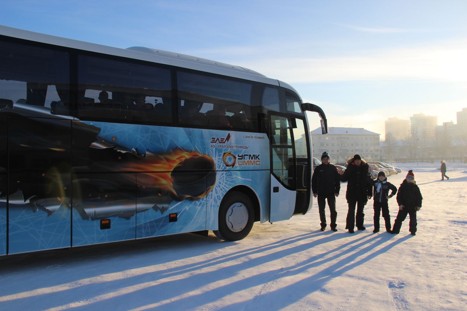 УГМК подарила автобус Ледовой арене