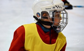 Тренировка маленьких хоккеистов