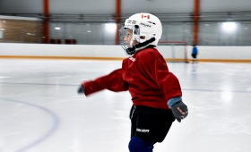 Тренировка маленьких хоккеистов