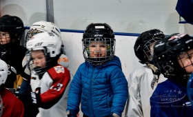 Тренировка маленьких хоккеистов