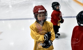 Тренировка маленьких хоккеистов