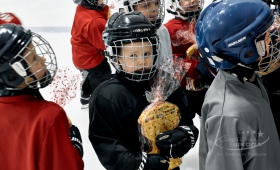 Тренировка маленьких хоккеистов