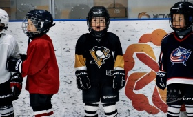 Тренировка маленьких хоккеистов