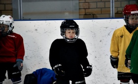 Тренировка маленьких хоккеистов