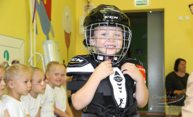 Воспитанники детского сада в хоккейной амуниции