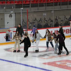 Ночное массовое катание на коньках