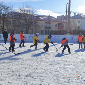 Школьная хоккейная лига на валенках