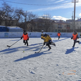 Школьная хоккейная лига на валенках
