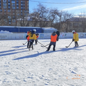 Школьная хоккейная лига на валенках